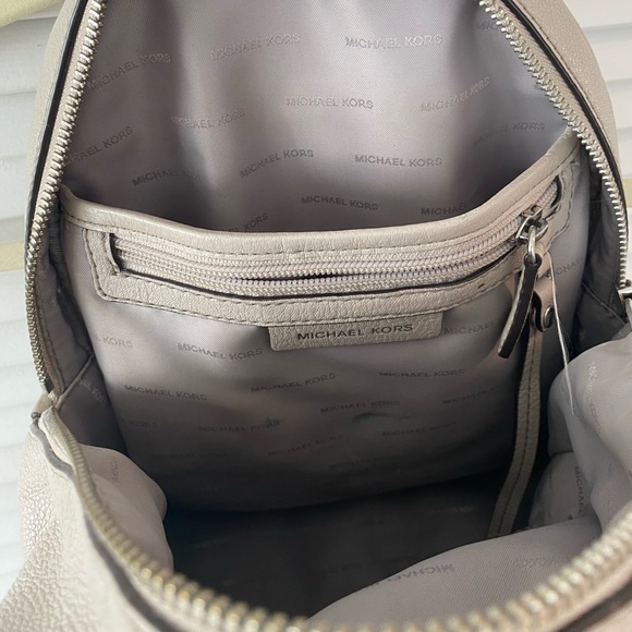 MICHAEL KORS Rhea Zip Backpack - Picture 3 of 6